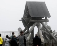 Die Friedensglocke auf dem Fichtelberg läutete das Rennen der Herren ein.