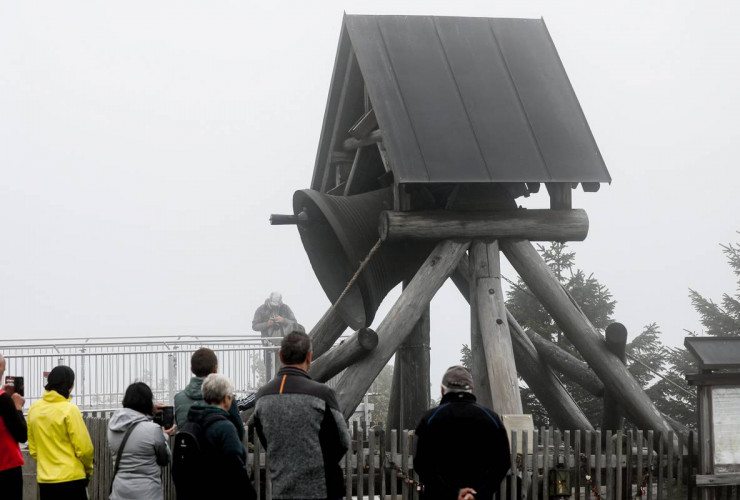 Die Friedensglocke auf dem Fichtelberg läutete das Rennen der Herren ein.