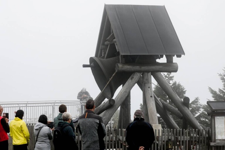 Die Friedensglocke auf dem Fichtelberg läutete das Rennen der Herren ein.