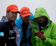 Horst Hüttel (DSV), Rendirektor Lasse Ottesen (FIS) und Kontrolleur Guntram Kraus (FIS) schauen im Zielbereich per Livestream das Rennen.