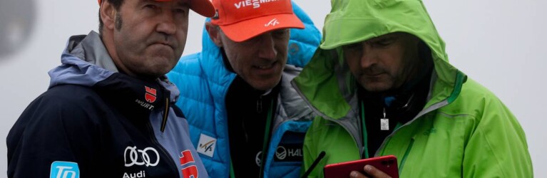 Horst Hüttel (DSV), Rendirektor Lasse Ottesen (FIS) und Kontrolleur Guntram Kraus (FIS) schauen im Zielbereich per Livestream das Rennen.