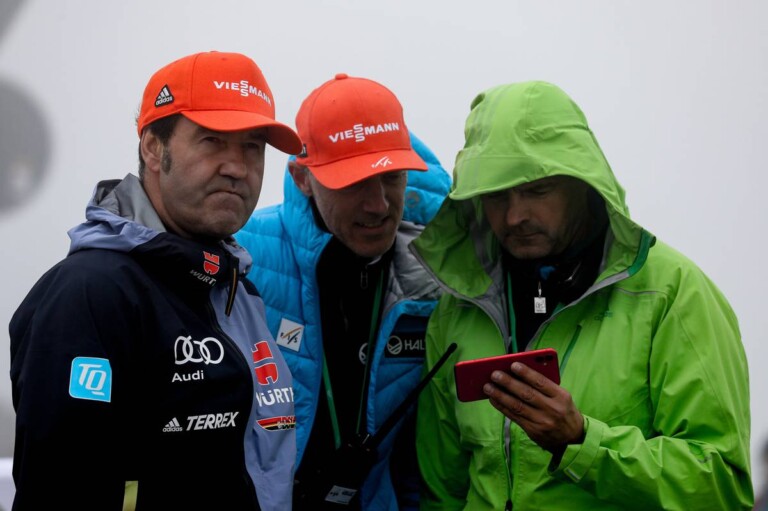 Horst Hüttel (DSV), Rendirektor Lasse Ottesen (FIS) und Kontrolleur Guntram Kraus (FIS) schauen im Zielbereich per Livestream das Rennen.