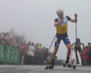 Ilkka Herola (FIN) kommt vor Johannes Rydzek und Franz-Josef Rehrl ins Ziel.