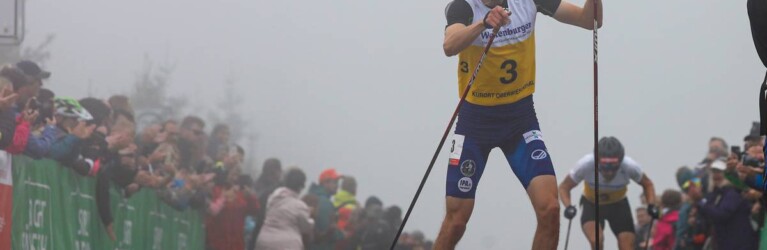 Ilkka Herola (FIN) kommt vor Johannes Rydzek und Franz-Josef Rehrl ins Ziel.