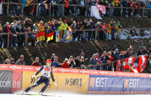 Eric Frenzel beim Weltcup in Schonach/ Schwarzwald vor zahlreichen Zuschauern.