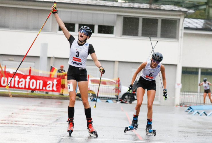 Silva Verbic (SLO) im Zielsprint mit Maria Gerboth (GER), (l-r)