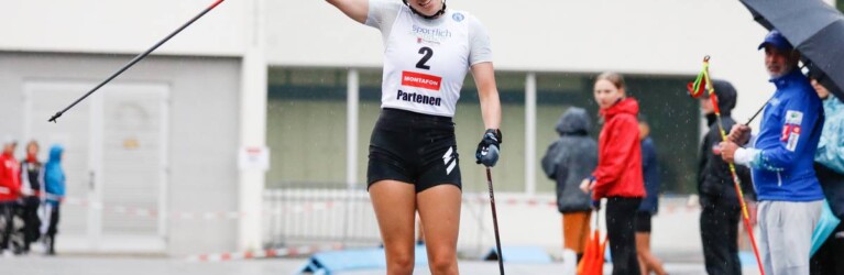 Jenny Nowak (GER) freut sich über einen Podestplatz.