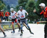 Österreichs Cheftrainer Christoph Eugen zeigt es an: Noch eine Runde für Martin Fritz (AUT), Jens Luraas Oftebro (NOR), (l-r) .