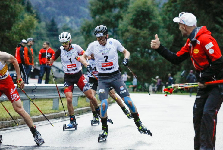 Österreichs Cheftrainer Christoph Eugen zeigt es an: Noch eine Runde für Martin Fritz (AUT), Jens Luraas Oftebro (NOR), (l-r) .