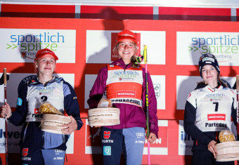 Die besten Damen: Jenny Nowak (GER), Nathalie Armbruster (GER), Lisa Hirner (AUT), (l-r).