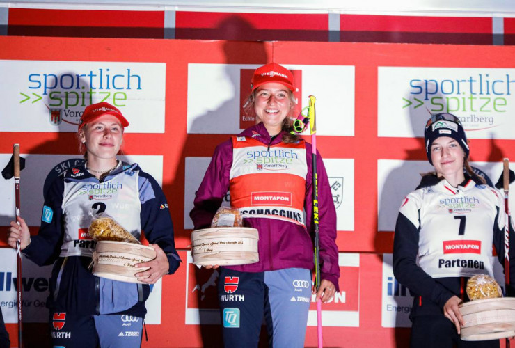 Die besten Damen: Jenny Nowak (GER), Nathalie Armbruster (GER), Lisa Hirner (AUT), (l-r).