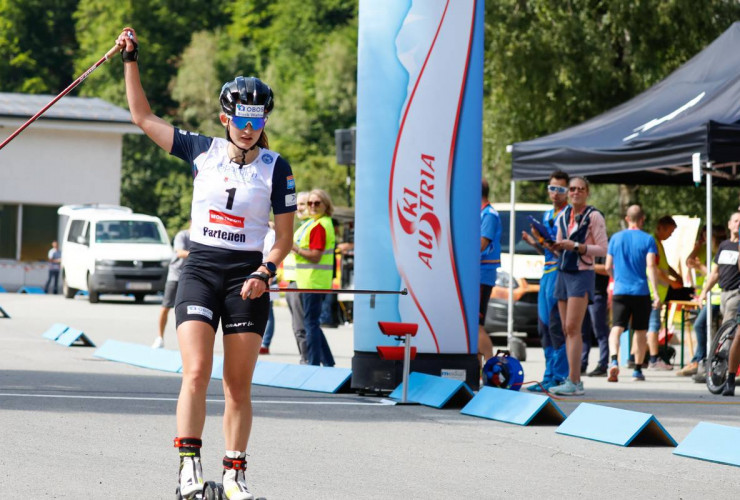 Gyda Westvold Hansen (NOR) gewinnt das Frauenrennen.