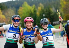 Strahlende Siegerinnen: Jenny Nowak (GER), Nathalie Armbuster (GER), Anne Haeckel (GER), (l-r)