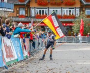 Fabian Rießle freut sich mit seiner Familie über seinen Meistertitel.