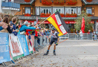 Fabian Rießle freut sich mit seiner Familie über seinen Meistertitel.