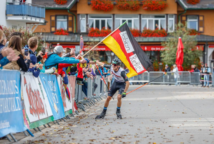 Fabian Rießle freut sich mit seiner Familie über seinen Meistertitel.