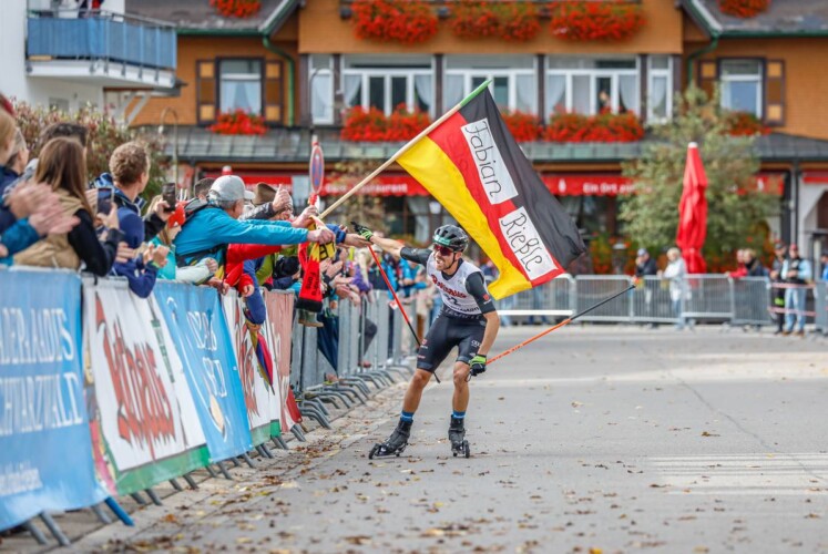 Fabian Rießle freut sich mit seiner Familie über seinen Meistertitel.