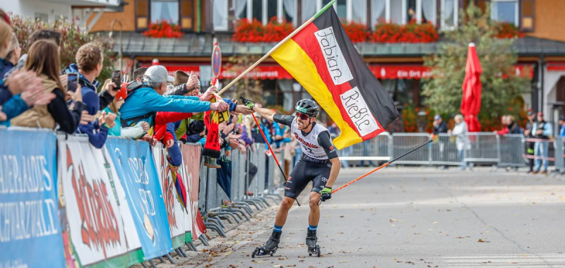 Fabian Rießle freut sich mit seiner Familie über seinen Meistertitel.