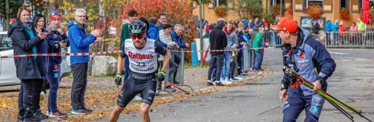 Trainer Kai Bracht feuert Fabian Rießle an.