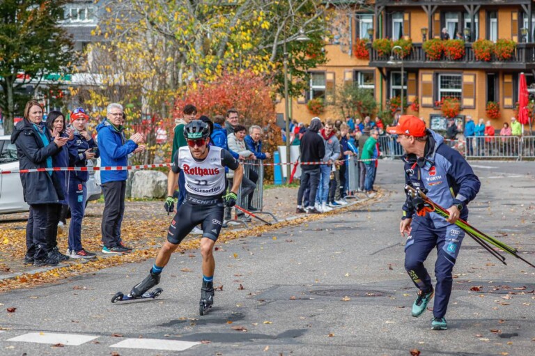 Trainer Kai Bracht feuert Fabian Rießle an.