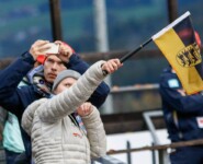 Ramona Straub winkt eine Athletin ab.