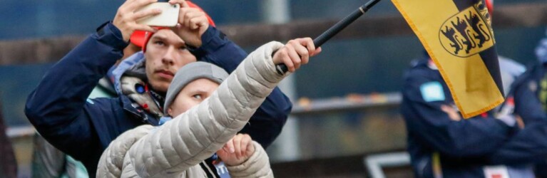 Ramona Straub winkt eine Athletin ab.