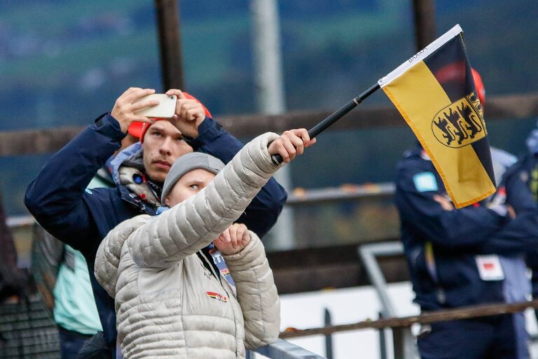 Ramona Straub winkt eine Athletin ab.