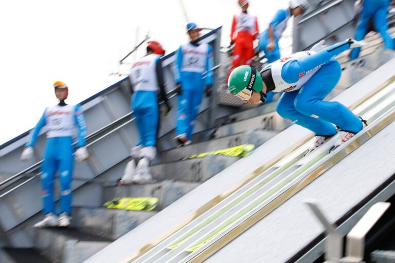 David Mach springt auf der Rothausschanze in Hinterzarten.
