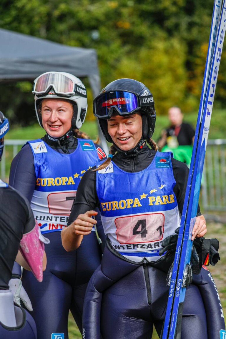 Cindy Haasch (GER) und Sophia Maurus konnten nach dem Sprung zufrieden sein.