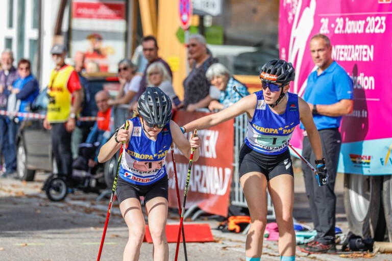 Anne Haeckel (GER), Jenny Nowak (GER), (l-r) beim Wechsel