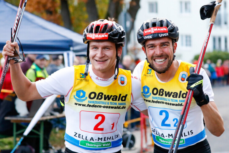 Das Oberstdorfer Duo Julian Schmid und Johannes Rydzek (l-r) gewann den Teamsprint 2021 in Oberhof.