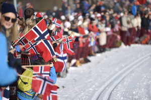 Zahlreiche Zuschauer wie hier werden hoffentlich auch im kommenden Winter wieder die Strecke in Oslo säumen.