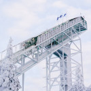 Die finnischen Fahnen stehen im Wind auf der Schanze am Rukatunturi.