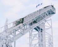 Die finnischen Fahnen stehen im Wind auf der Schanze am Rukatunturi.