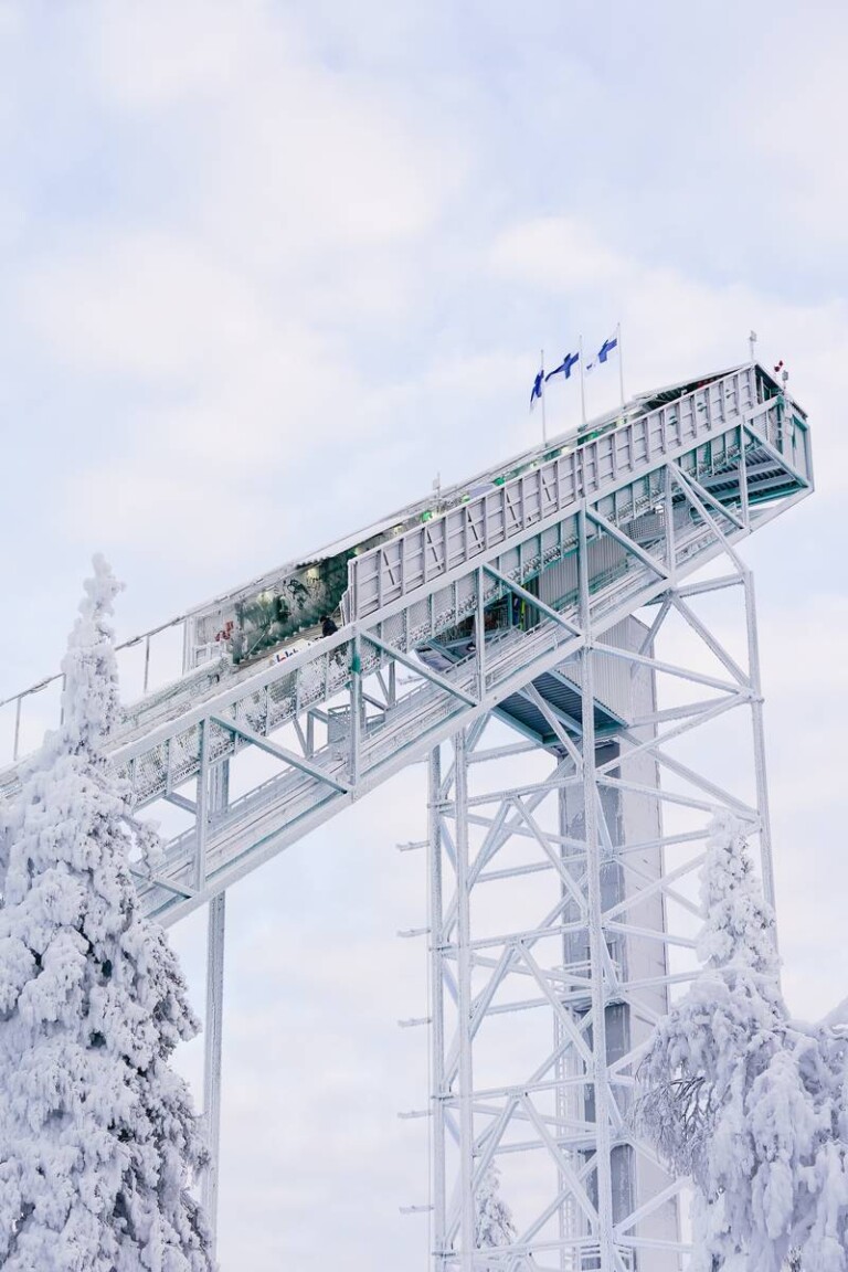 Die finnischen Fahnen stehen im Wind auf der Schanze am Rukatunturi.