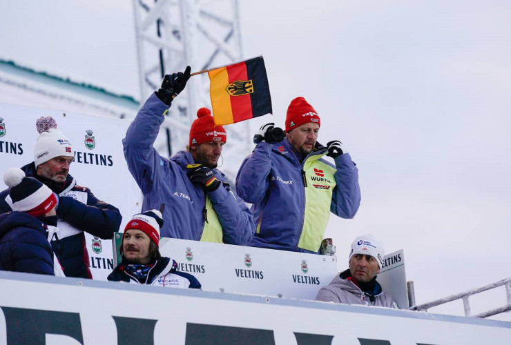 Die deutschen Trainer Heinz Kuttin und Kai Bracht blicken gespannt auf ihre Athleten.