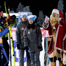 Julian Schmid (GER) wird vom Weihnachtsmann beglückwünscht.