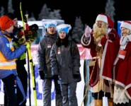 Julian Schmid (GER) wird vom Weihnachtsmann beglückwünscht.