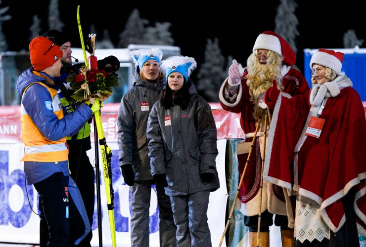 Julian Schmid (GER) wird vom Weihnachtsmann beglückwünscht.