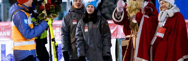 Julian Schmid (GER) wird vom Weihnachtsmann beglückwünscht.