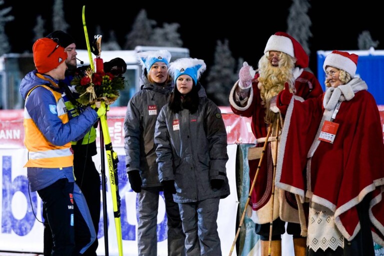 Julian Schmid (GER) wird vom Weihnachtsmann beglückwünscht.