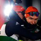 Johannes Rydzek freut sich mit seinem Vereinskameraden Julian Schmid über dessen ersten Sieg (l-r).