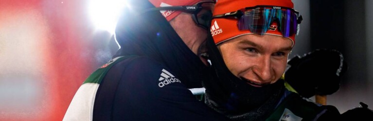 Johannes Rydzek freut sich mit seinem Vereinskameraden Julian Schmid über dessen ersten Sieg (l-r).