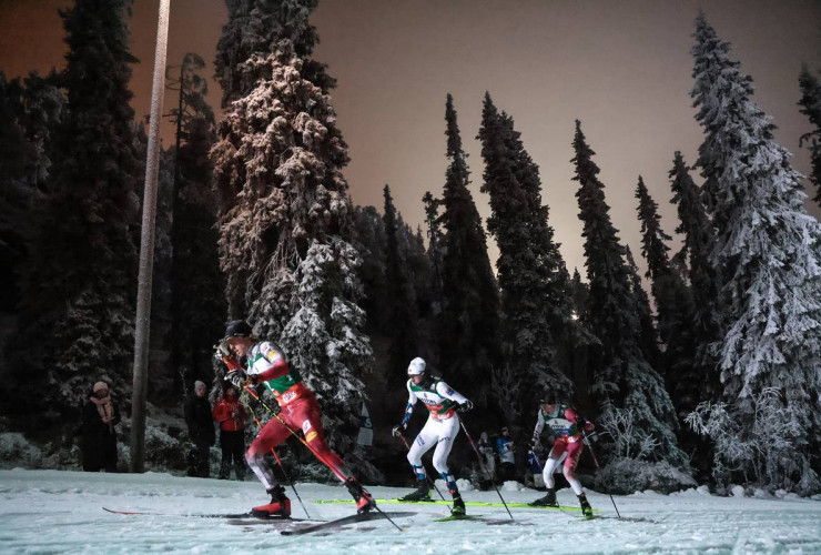 Stefan Rettenegger (AUT), Jarl Magnus Riiber (NOR), Ryota Yamamoto (JPN), (l-r) an der Spitze des Feldes.