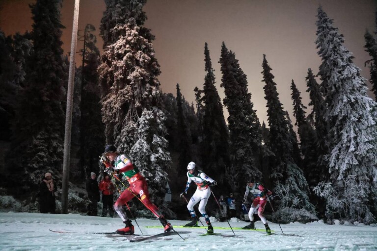 Stefan Rettenegger (AUT), Jarl Magnus Riiber (NOR), Ryota Yamamoto (JPN), (l-r) an der Spitze des Feldes.