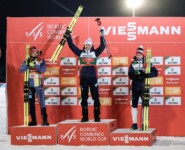 Das Podium vom zweiten Tag: Julian Schmid (GER), Jarl Magnus Riiber (NOR), Jens Luraas Oftebro (NOR), (l-r).