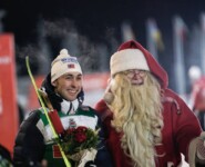 Sogar der Weihnachtsmann gratuliert Jarl Magnus Riiber (NOR).