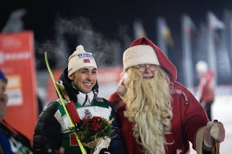 Sogar der Weihnachtsmann gratuliert Jarl Magnus Riiber (NOR).