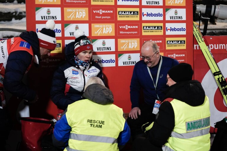 Jens Luraas Oftebro (NOR) verausgabte sich derart, dass er im Ziel Unterstützung benötigte.