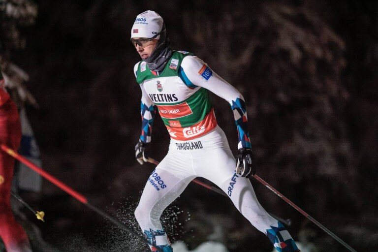 Jarl Magnus Riiber (NOR) hat die Spitze fest im Blick.